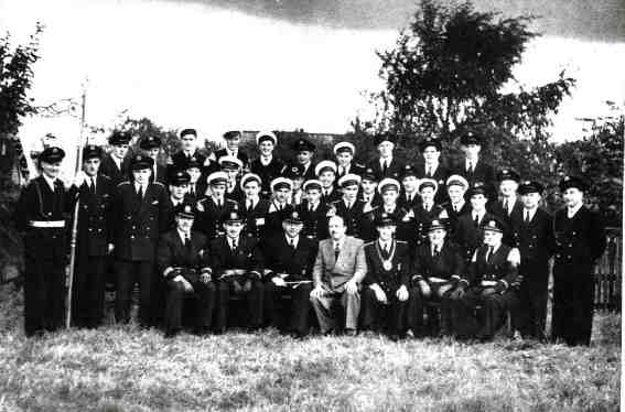 Die Gesellschaft Marine 1951 zusammen mit dem Marine Tambour Korps